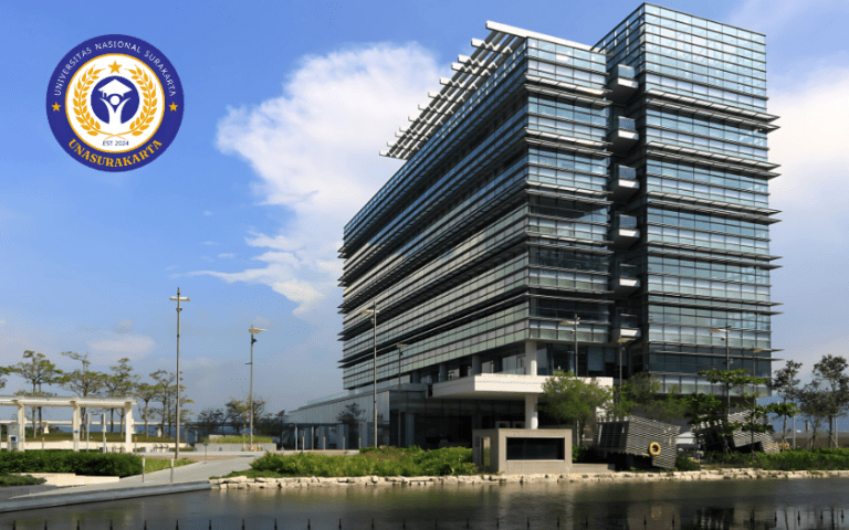 Bangunan modern Universitas Nasional Surakarta (UNASURAKARTA) yang mencerminkan suasana kampus yang futuristik dan berkualitas, dengan logo UNASURAKARTA di pojok kiri atas.