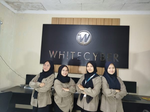 Devi, Lia, Rosa, dan Bella ( Whitecyber Office Team )