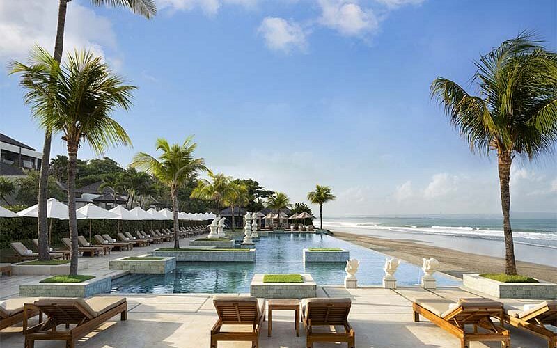 Infinity Beach Club di The Seminyak Beach Resort & Spa, dengan infinity pool dan pemandangan pantai Seminyak, Bali.