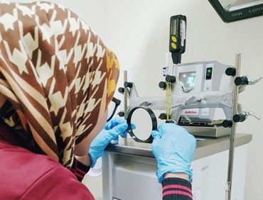 teknisi ahli aas laboratory melakukan prosedur kalibrasi instrumen laboratorium presisi