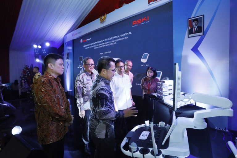 menteri kesehatan budi gunadi sadikin meninjau peluncuran alat kesehatan digital aski untuk memperkuat kemandirian industri kesehatan nasional +2