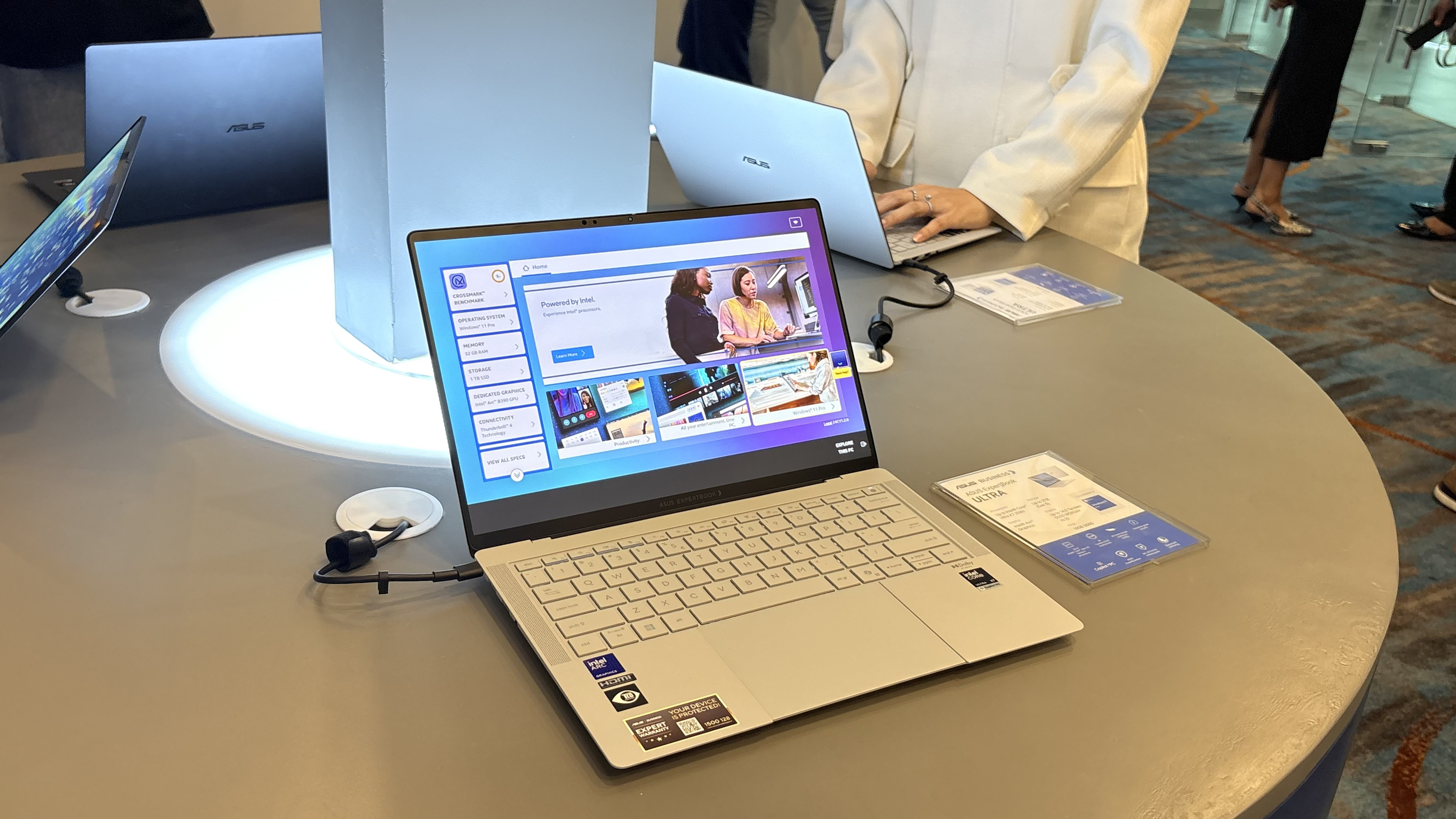 asus expertbook ultra laptop profesional fitur ai intel core ultra prosesor audio premium tanpa headset tambahan untuk produktivitas bisnis