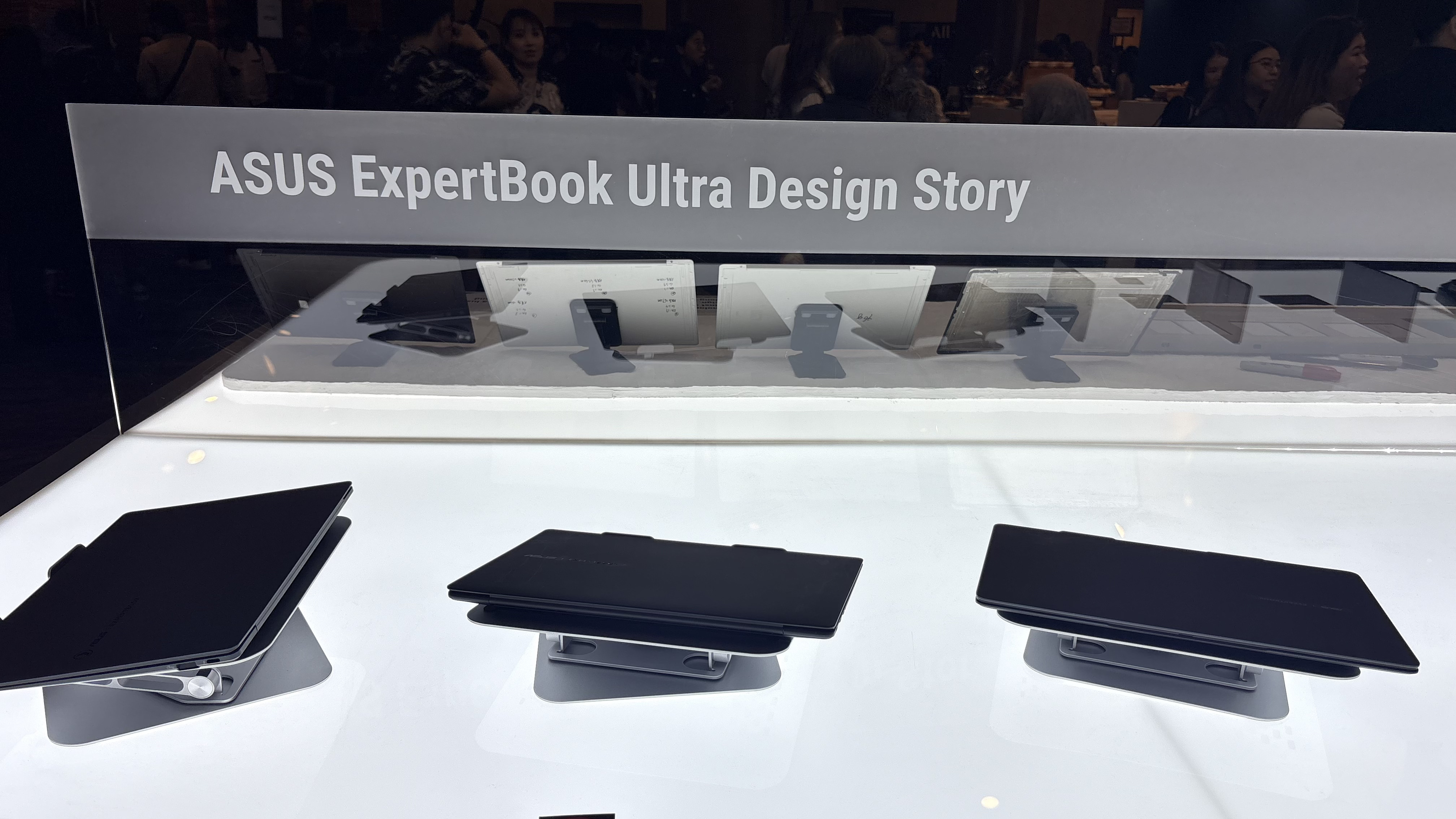 display asus expertbook ultra design story menunjukkan evolusi desain laptop bisnis tipis dan elegan dalam pameran teknologi asus indonesia yang futuristik