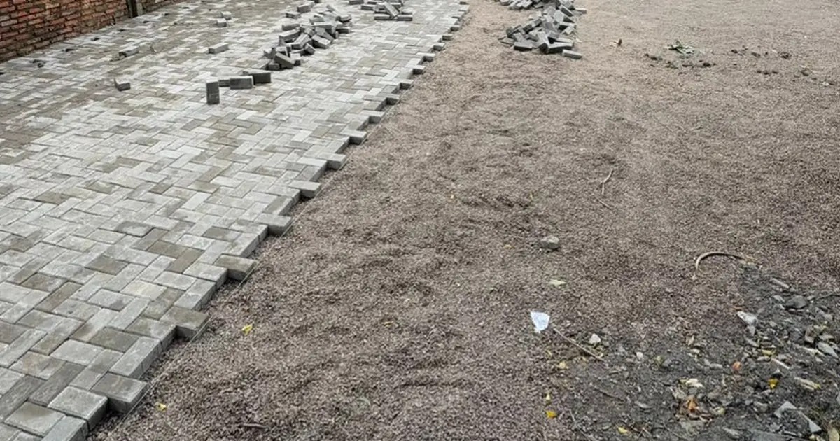 Paving block dipasang di atas lapisan abu batu yang berfungsi sebagai bantalan, bukan langsung di atas tanah. Struktur berlapis inilah yang membuatnya bisa dibongkar pasang saat diperbaiki.